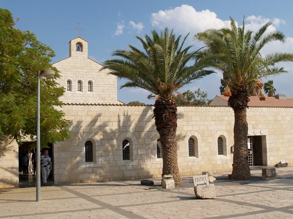 Israël. Kerk van vermenigvuldiging van brood en vissen in tabkhe — Stockfoto