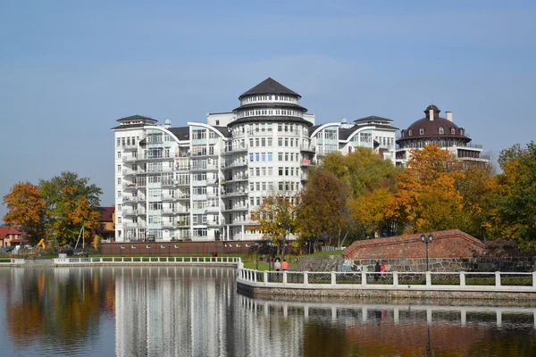 Kaliningrad. sídliště u jezera — Stock fotografie