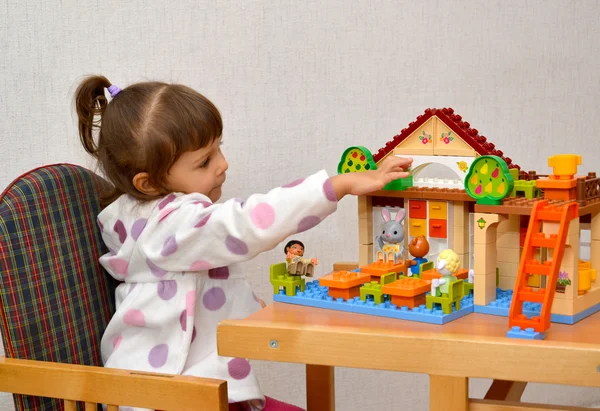 La petite fille joue avec Lego — Photo