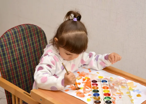 La petite fille dessine des peintures à l'eau — Photo
