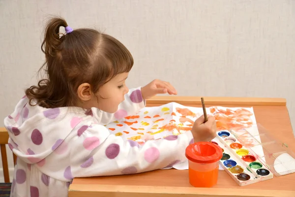 The little girl draws water color paints — Stock Photo, Image