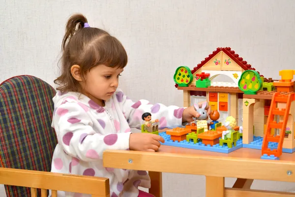 La petite fille joue avec Lego — Photo