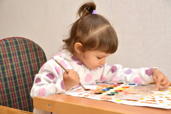 小女孩画水彩色涂料 — 图库照片