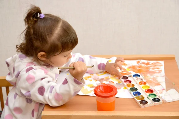 La petite fille dessine des peintures à l'eau — Photo