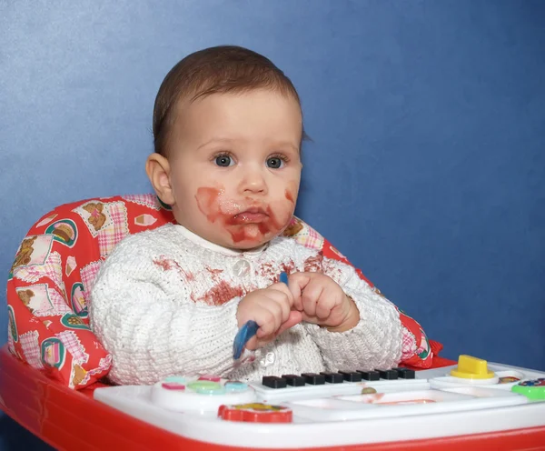 La niña encamada con comida — Foto de Stock