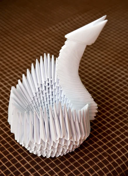 Witte Zwaan in apparatuur van origami tegen een donkere achtergrond — Stockfoto