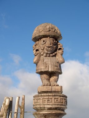 Mavi gökyüzü ahşap Idol