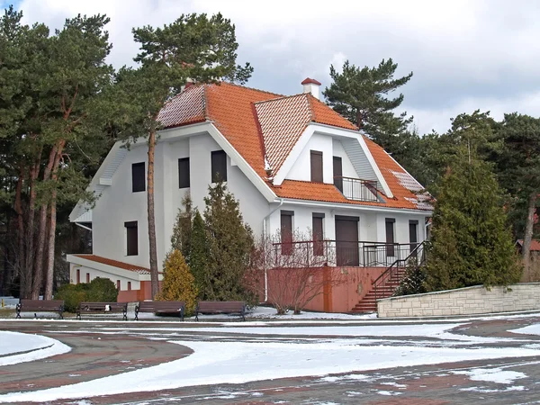 Winter. Ferienhaus im Kiefernwald — Stockfoto