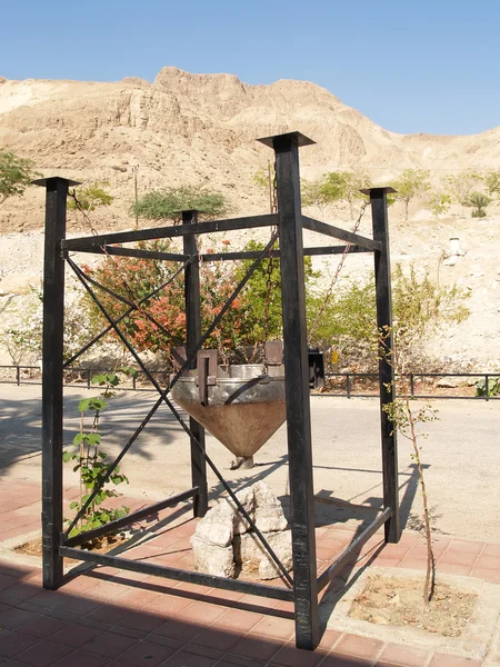 Israel. cobre antiguo para la evaporación del agua en la orilla del —  Fotos de Stock