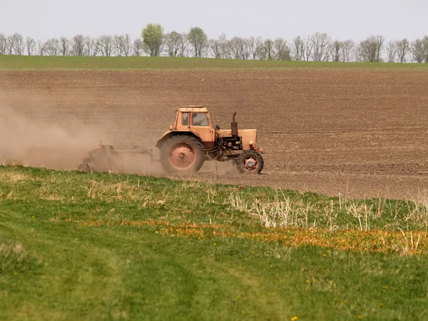 Våren bearbetning ogräsrensning en traktor — Stockfoto