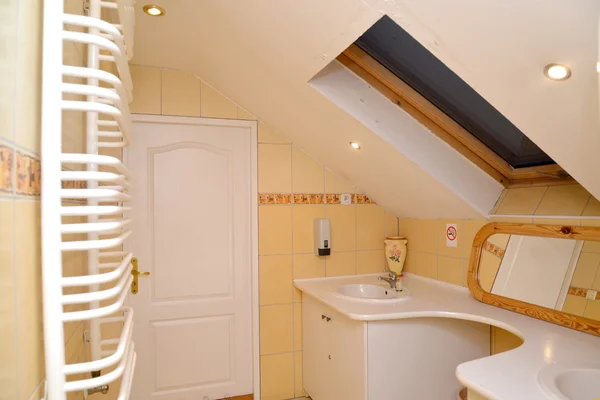 badkamer in goedkoop hotel — Stockfoto © vodolej #40687259 badkamer in goedkoop hotel — Stockfoto © vodolej #40687259