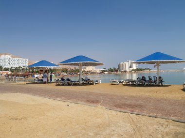 İsrail. Ölü Deniz kıyısında Plajı