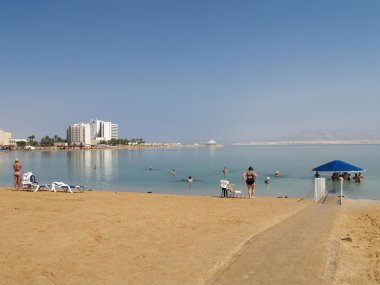 İsrail. Ölü Deniz kıyısında Plajı