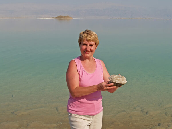 Israel. The woman holds to the Druze of crystals of salts of the