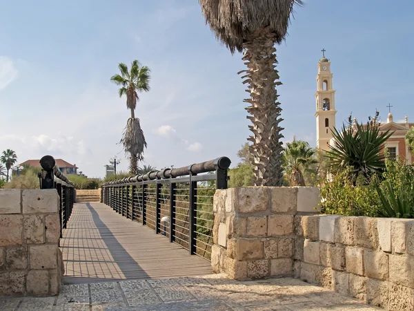 Most pragnień i widok na kościół katolicki. Yaffo, Izrael — Zdjęcie stockowe