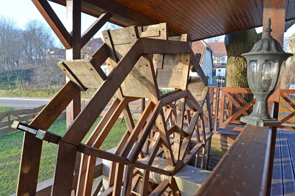 Rad einer alten Wassermühle. polen, ryn — Stockfoto