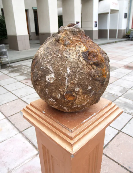 Antiguo núcleo de armas en un pedestal — Foto de Stock