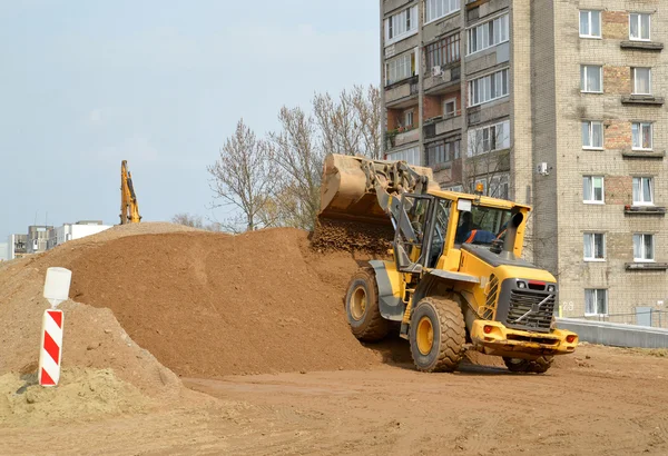 Kumlu bir dolgu Lastik tekerlekli yükleyici oluşturur — Stok fotoğraf