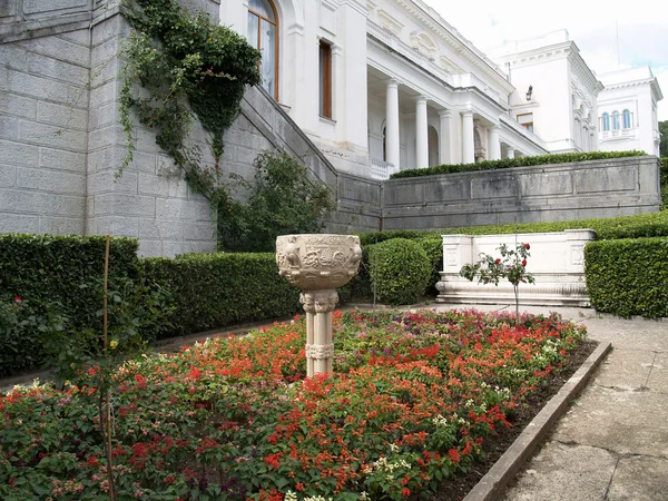 Crimea, Livadiya. Decorative vase in a flower bed — Stock Photo, Image