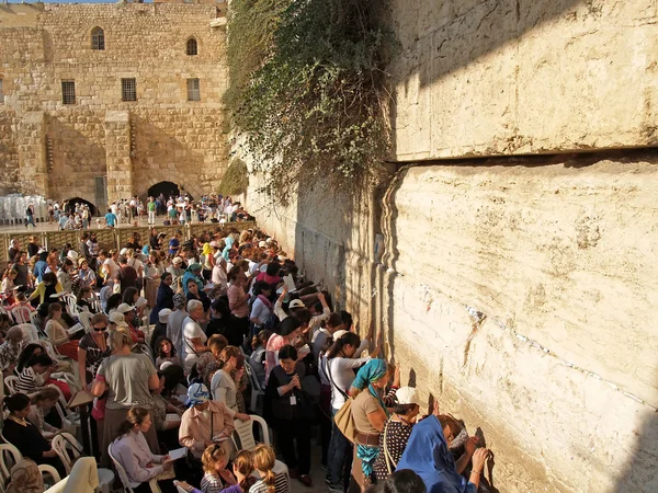 Israel. pilgrimer vid klagomuren i jerusalem — Stockfoto