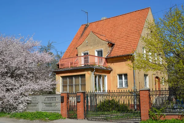 Våren. gamla hus i kaliningrad — Stockfoto