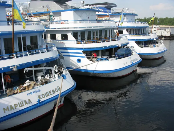 ウクライナ。ドニエプル川のキエフ係留でモーター船をクルーズします。 — ストック写真