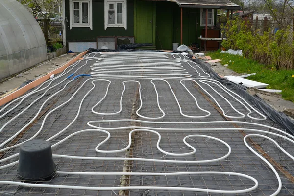 The mounted water heat-insulated floor for the greenhouse — Stock Photo, Image