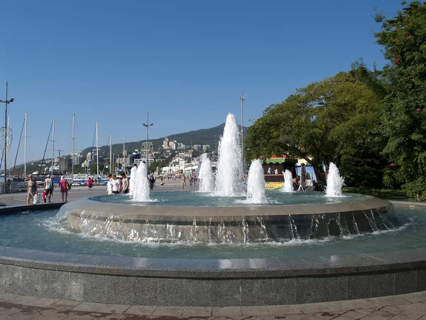 The fountain on the embankment of Yalta — Stok fotoğraf