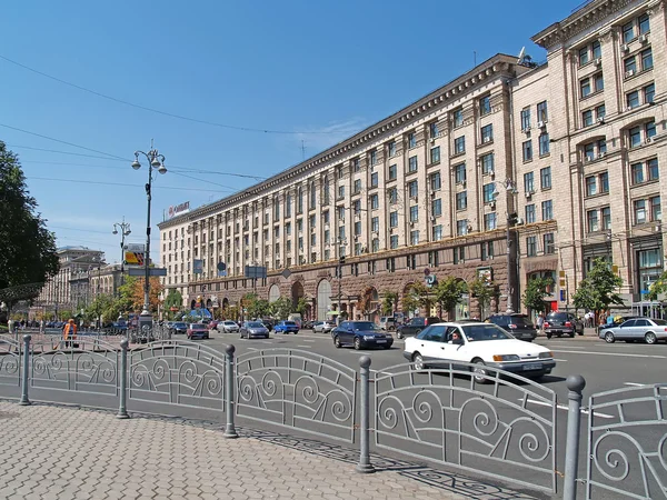 Kiev. das Regierungsgebäude in der Straße kreschtschatik — Stockfoto