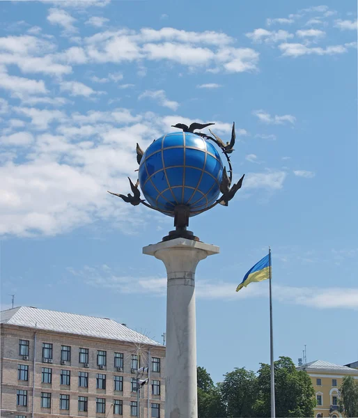 Kiev. Sign of zero kilometer - the Winged Globe — Stock Photo, Image