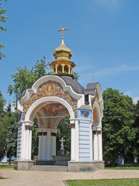 Kutsal Kutsal mikhaylovskom zlatoverkhy Manastırı kaynağında.