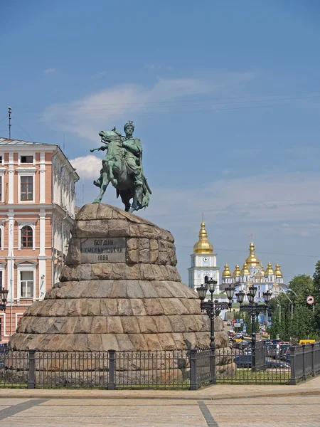 Kiev. Vista de un monumento a Bogdan Khmelnytsky y Sacred Mikhay — Foto de Stock