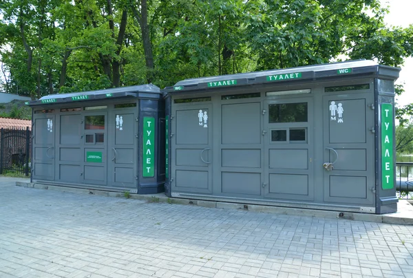 Два новых общественных туалета стоят на улице — стоковое фото