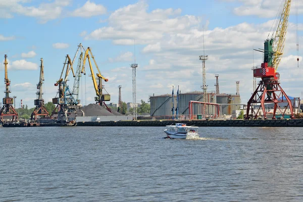 Vista do porto comercial de Kaliningrado — Fotografia de Stock