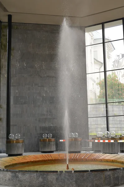 Geyser di acqua minerale termale a Karlovy Vary, Repubblica Ceca — Foto Stock