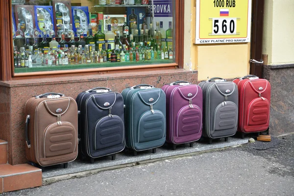 Barevné kufry jsou v prodeji na ulici v Karlových Varech, C — Stock fotografie