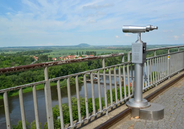 Telescopio para el levantamiento de un panorama del río Elba en la C —  Fotos de Stock