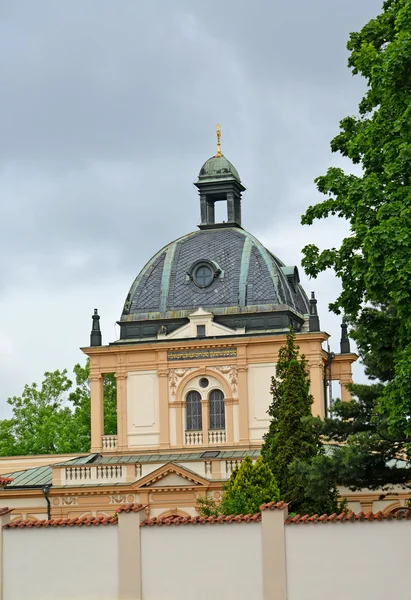 Synagogue of the Jewish part of the Olshansky cemetery in Prague — Stock Photo, Image