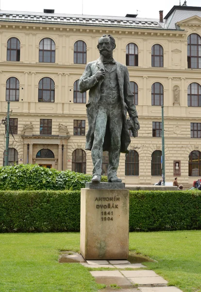 Praag. Monument voor de componist antonin dvorak — Stockfoto