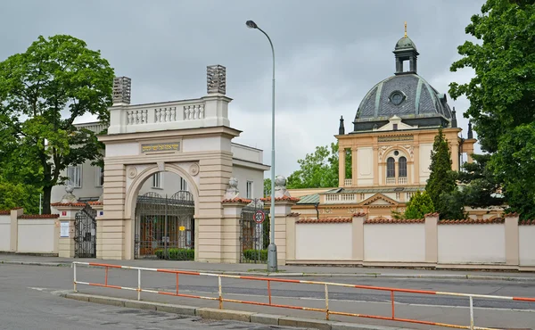 Porte et la synagogue de la partie juive du cimetière Olshansky — Photo