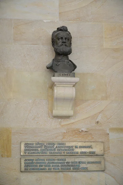 Buste van de architect Josef Sitek in Karlovy Vary, de Tsjechische Rep — Stockfoto