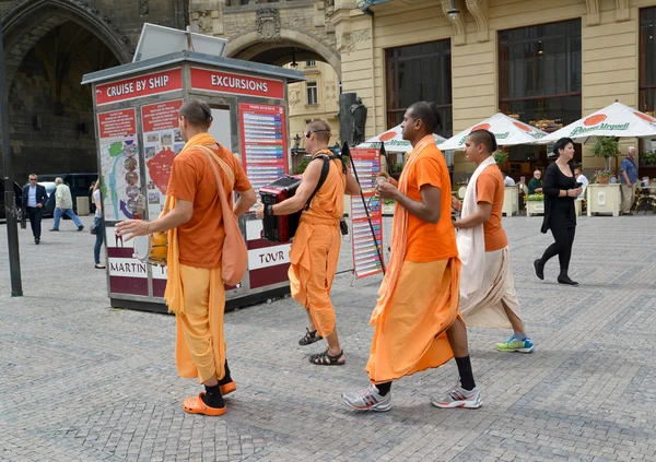 I krishnaiti percorrono la strada Praga, la Repubblica Ceca — Foto Stock