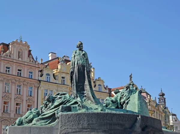 Prag. Denkmal für den Nationalhelden jan hus — Stockfoto