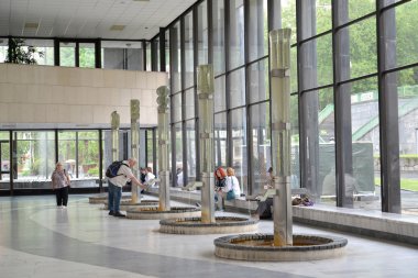 insanların Galerisi'nde karlovy Vary'da mineral kaynakları su içmek