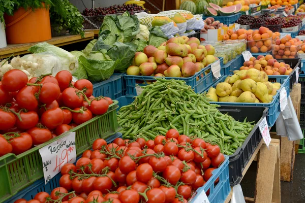 Verkoop van groenten in de markt — Stockfoto