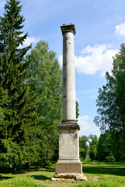 Kolom van de adelaar in paleis park van gatchina — Stockfoto