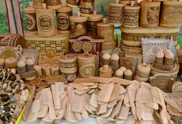Vendita di prodotti economici in legno e corteccia di betulla — Foto Stock