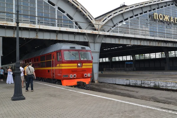 The locomotive approaches to the platform of the Youzhny station — Stock Photo, Image