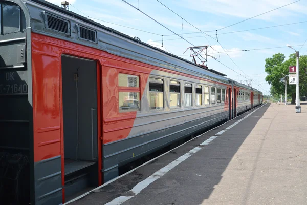 砂漠のプラットホームがある電気鉄道、 — ストック写真