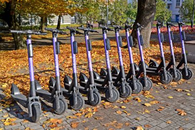 KALININGRAD, RUSSIA - 14 Ekim 2021: Mira Bulvarı 'ndaki meydanda elektrikli scooterların park edilmesi